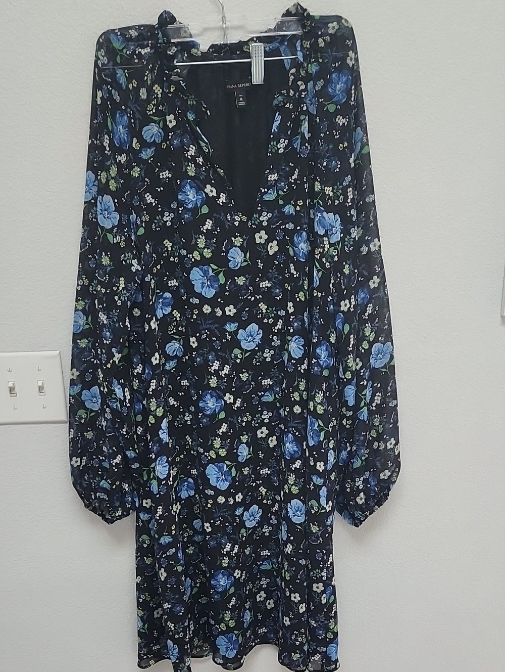 Banana Republic Black Floral Long Sleeve V-Neck Dress